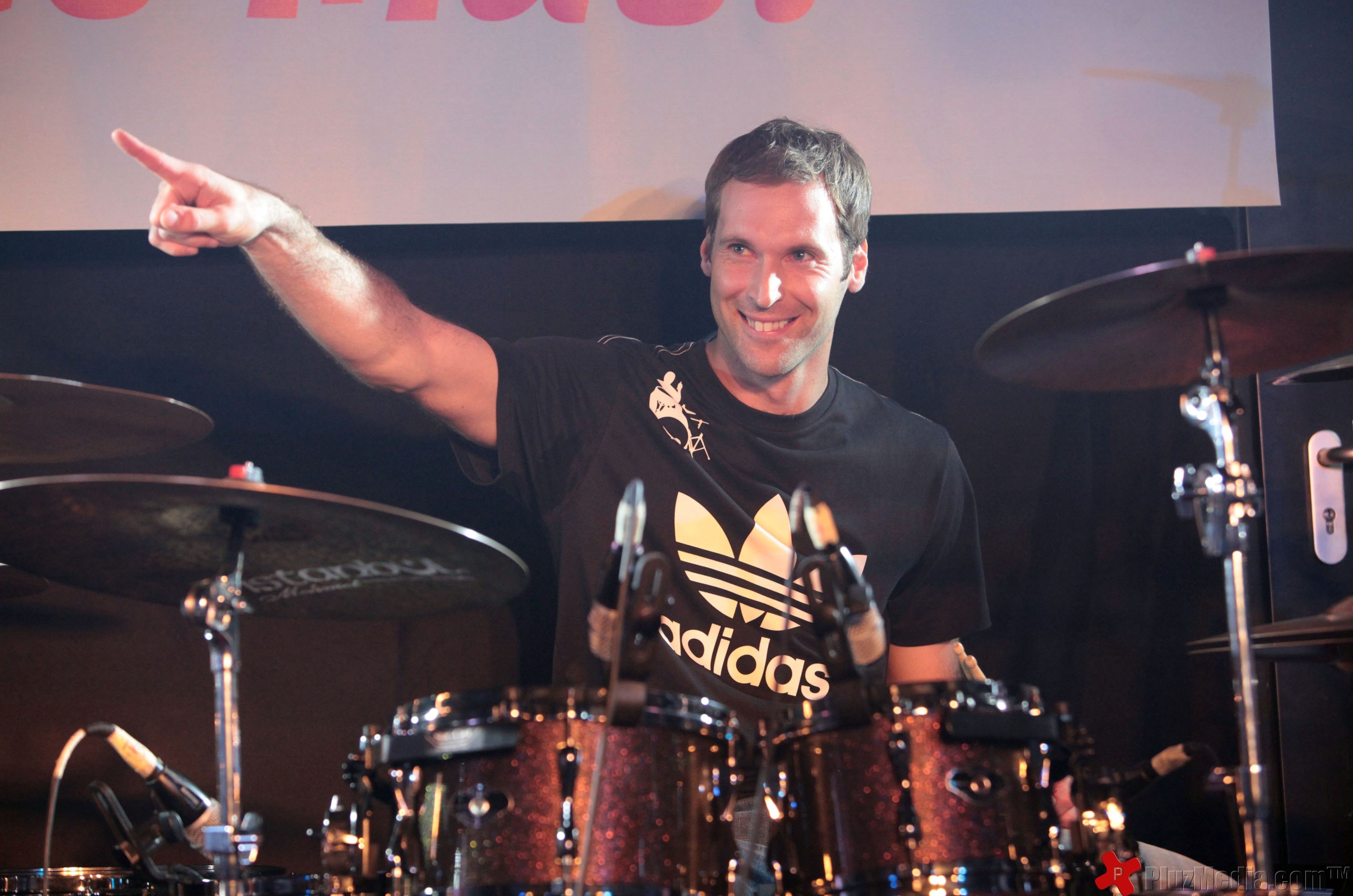 Petr Cech plays the drums with Czech rock band 'Eddie Stoilow' - Photos | Picture 98784